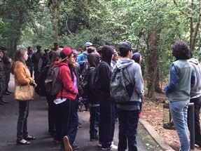 Estudantes realizam trilha ecológica no Parque do Ingá
